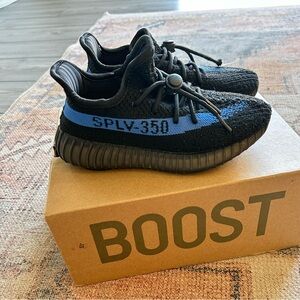 Yeezy Kids Boost 350 V2 Sneakers in Dazzle Blue Colorway